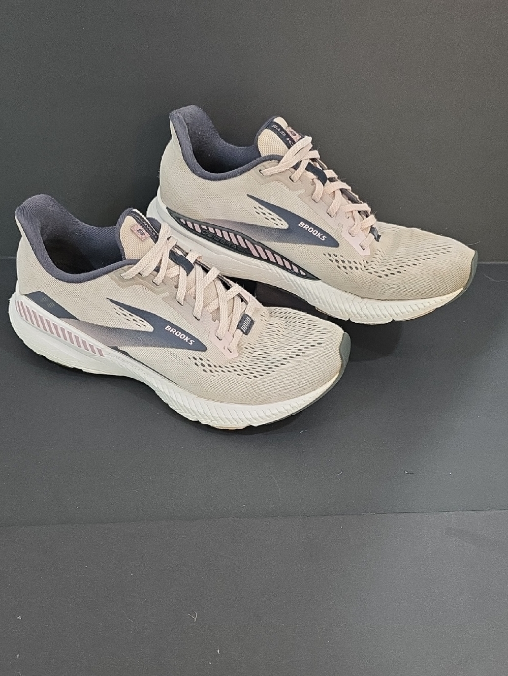 Brooks Launch GTS 8 Women's Athletic Sneakers in Pale Pink and Gray Size 9.5